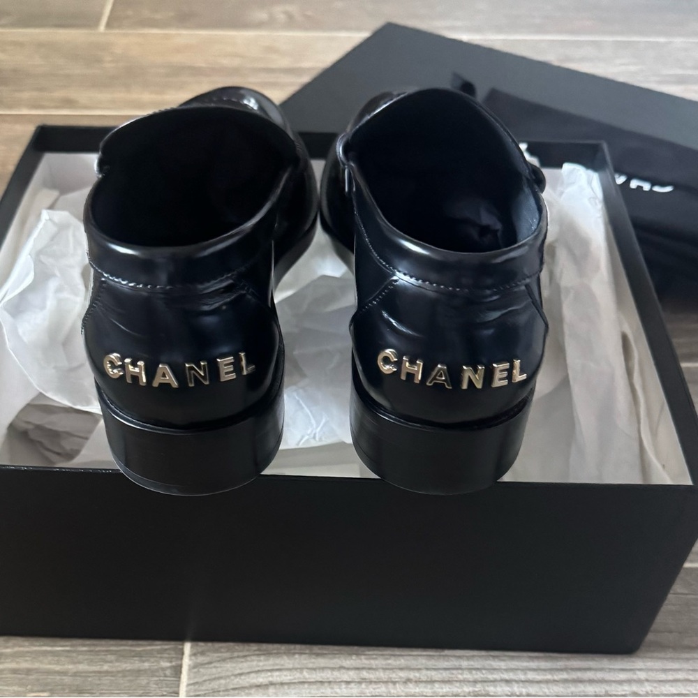 CHANEL Black Leather Calfskin Logo Moccasin Loafers size 38.5 EU (NIB) G39190